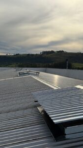 Exaustores HVLS Megavent instalados em telhado industrial
