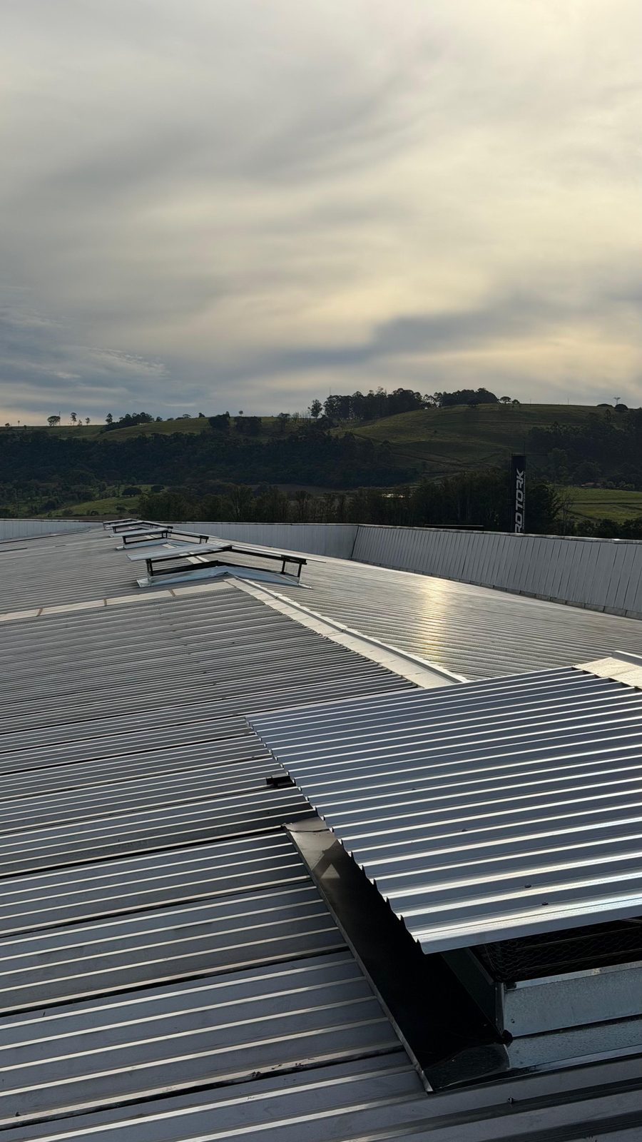 Exaustor HVLS — instalação no telhado